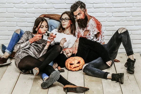 Хэллоуин зомби люди бородатый мужчина и кровавые женщины — стоковое фото