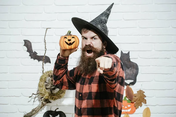 Halloween uomo con zucca in cappello da strega — Foto Stock