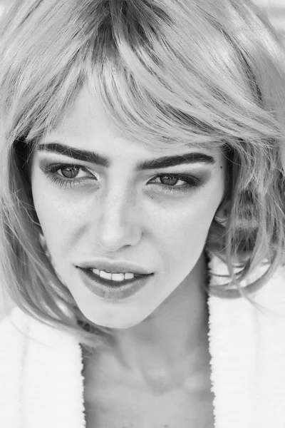 parlak makyaj ve Turuncu pembe saçlı kadın ile