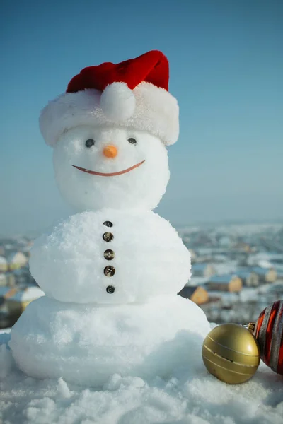 Сніговик у червоному капелюсі Санта Клауса . — стокове фото