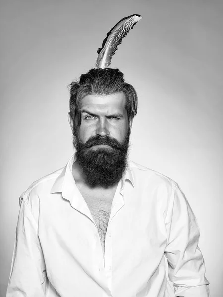 Homem barbudo com pena no cabelo — Fotografia de Stock