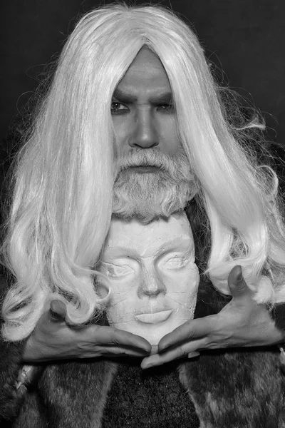 Sakallı adam heykel kafa ile — Stok fotoğraf
