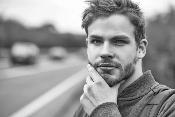 Jovem barbudo encantador homem — Fotografia de Stock