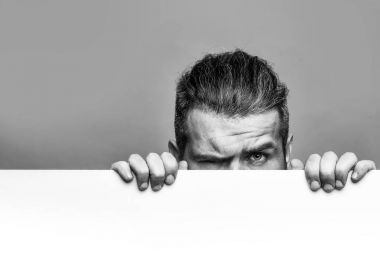 kağıt ile korkan adam