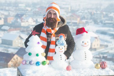 Adam ile karlı heykeller ağız açma