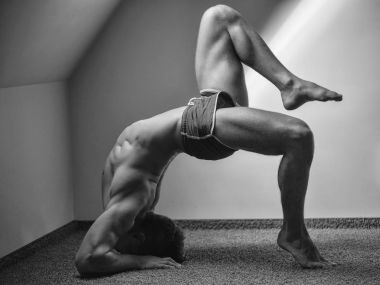 Köprü durumundaki kas yoga adamın