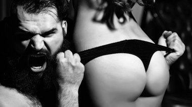 Sakallı adam kadın kalça ile