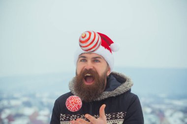 Adam kırmızı santa claus şapka ve paltosunu