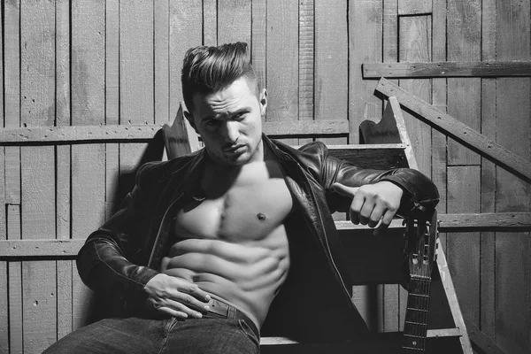 Şehvetli şık genç adam