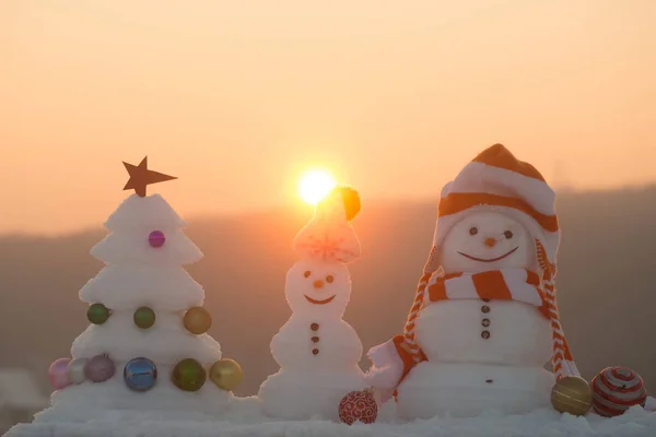 Esculturas de nieve en el fondo del cielo puesta del sol — Foto de Stock