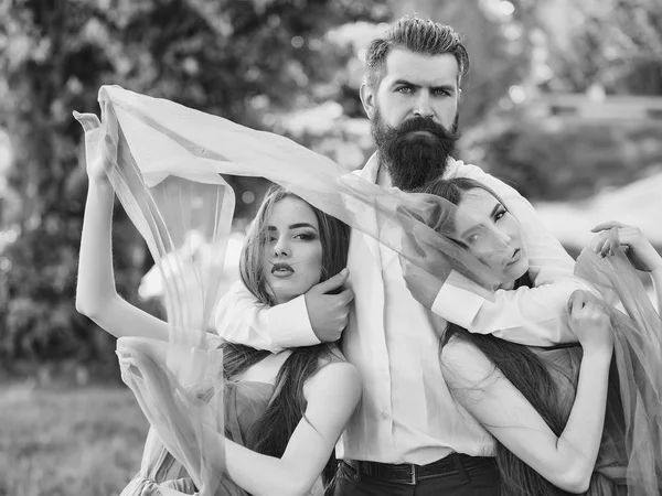 수염 난된 남자와 두 여자 야외 — 스톡 사진