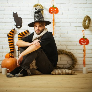 Parti ya da tatil kutlama için Halloween maço giyen cadı şapka