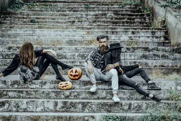 Cadılar Bayramı kızlarla oturan adam sakallı