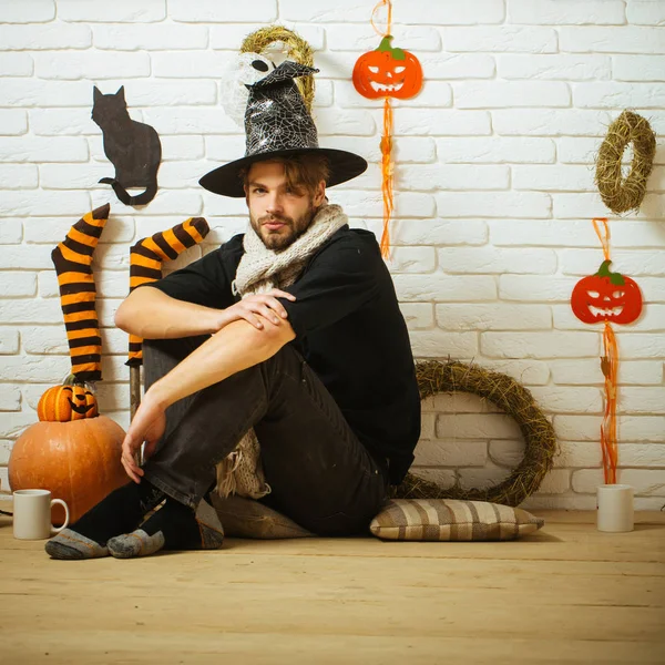 Parti ya da tatil kutlama için Halloween maço giyen cadı şapka