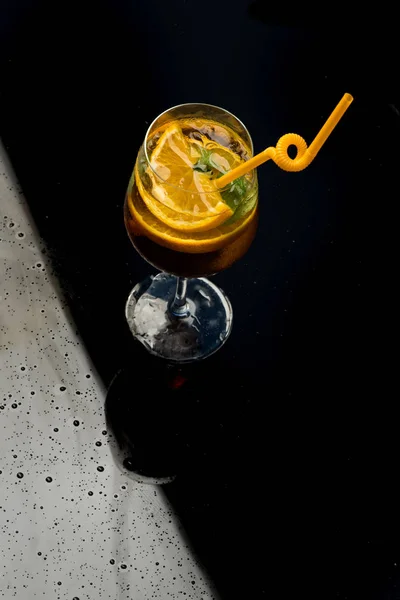 Алкогольні напої та лимон в ресторані . — стокове фото