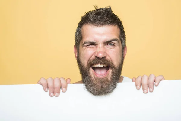 Hipster mit glücklichem Gesicht halten Papier. — Stockfoto