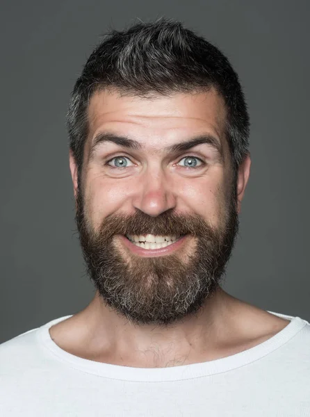 Adam uzun sakal ve bıyık.