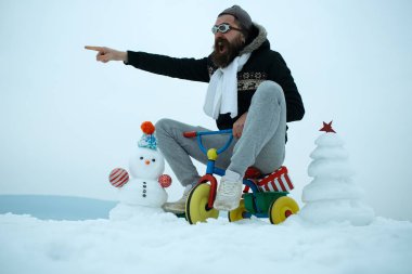 Kardan adam ve kar xmas ağacı kış gününde