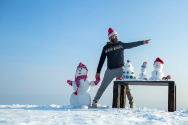 Hipster kırmızı santa şapka işaret parmağı içinde