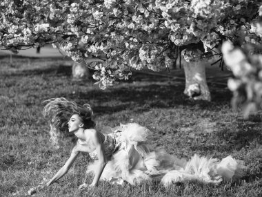 Çim bloom ile üstünde şehvetli kadın