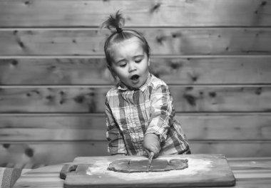 şirin çocuk Kareli gömlekli un ile hamur ve pişirme