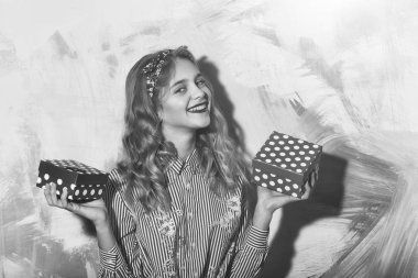 İki kırmızı ve pembe polkadot hediye kutuları ile neşeli kız