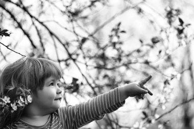 Çiçeği ile küçük çocuk