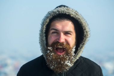 Mavi gökyüzü kar ile yeni yıl adam.