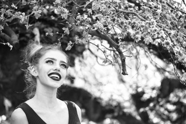 Ağaç bahar çekici kadın