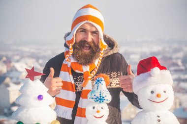 Hipster kış gününde Yaşasın vererek şapkalı