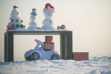 Oyuncak araba karlı zemin üzerine mevcut kutuları ile