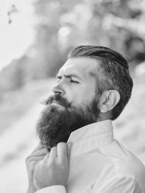 Mavi gökyüzü üzerinde sakallı adam