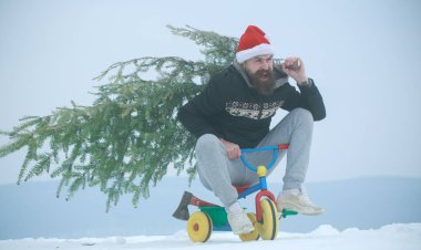 Üç tekerlekli bisiklet üzerinde karlı manzara kişini