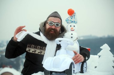 Pilot şapka ve gözlük eşarp gösterilen mutlu hippi