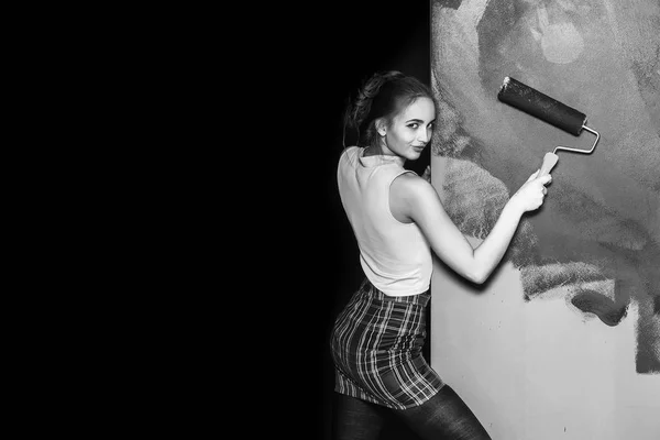 Симпатичная девушка-строитель, художница с росписью стены в черном — стоковое фото