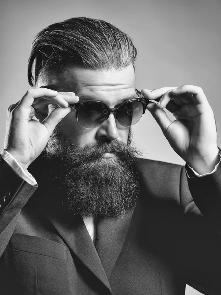 Barbuto bell'uomo in occhiali da sole — Foto Stock