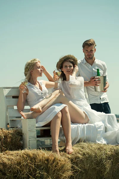 Şarap içip bankta kızlar