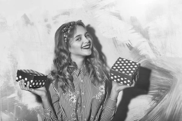 İki kırmızı ve pembe polkadot hediye kutuları ile neşeli kız