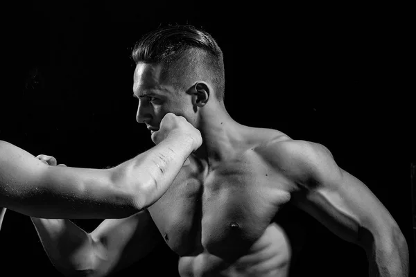 Молоді м'язисті чоловіки боксу — стокове фото