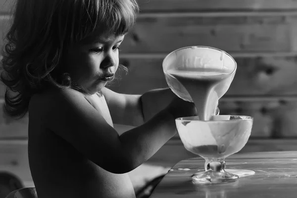 Liten pojke äta yoghurt — Stockfoto