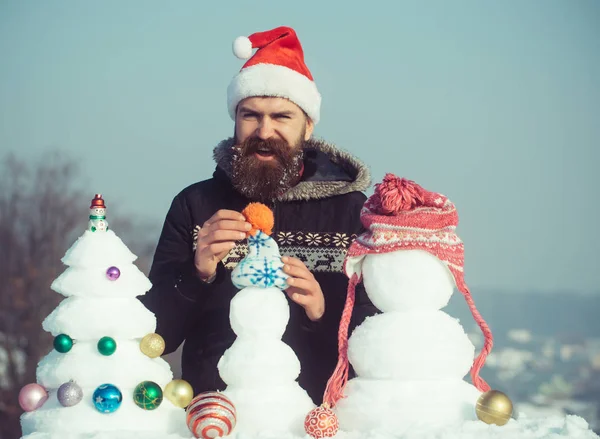 Mutlu hipster kırmızı santa claus kap içinde gülümseyen