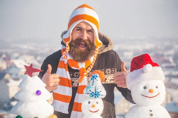 Hipster kış gününde Yaşasın vererek şapkalı