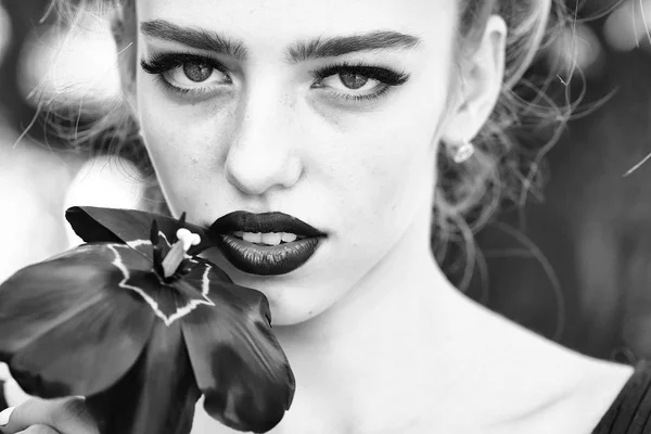 Woman with red poppy seed — Stock Photo, Image