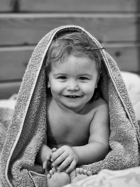 Menino pequeno em toalha — Fotografia de Stock