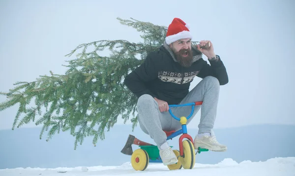 Üç tekerlekli bisiklet üzerinde karlı manzara kişini