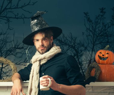 Cadılar Bayramı maço holding Kupası'nda sonbahar ağaçlar penceresiyle