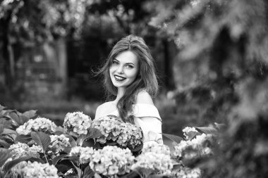 Ortanca çiçekleri oldukça gülümseyen kız