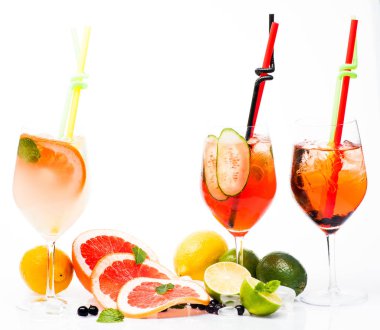 Meyve dilim ve kokteyl cam bar