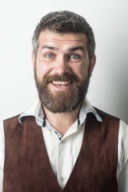 Adam uzun sakal ve bıyık mutlu yüz.