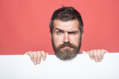 Hipster ciddi bir yüz ile tutun kağıt.